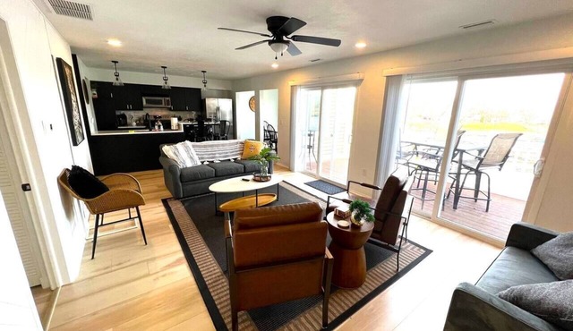 Harborview on the water-sleeps 24 w/8 King Suites!