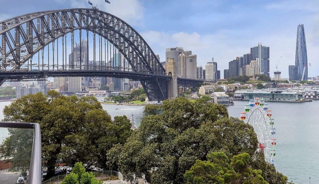Harbour Bridge Views & Luxury Living – Pool, Gym & Parking