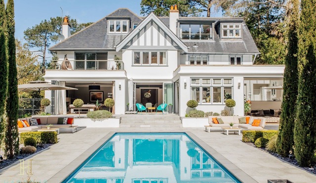 Harbour Escapes Magnificent 8 Bed House With Garden & Pool & Close to Beaches