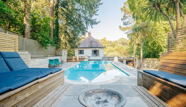 Harbour Escapes | Prestigious 5 bedroom House with Garden, Pool, Outdoor Kitchen