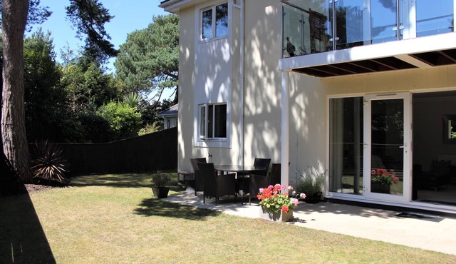 Harbour Escapes | Stunning 2 Bed Apt in Sandbanks, Garden & Beach Hut option