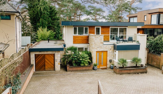 Harbour Escapes Stunning 5 Bed Villa With Bar, Garden, Hot Tub & Near Beaches