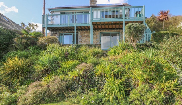 HARBOUR LIGHTS, family friendly, country holiday cottage in Mousehole