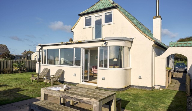 HARBOUR LIGHTS, pet friendly, country holiday cottage in Southwold