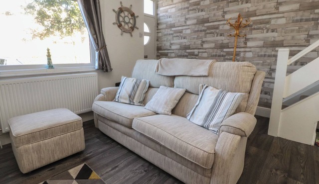 HARBOUR MEWS, pet friendly, with a garden in Lytham St. Annes