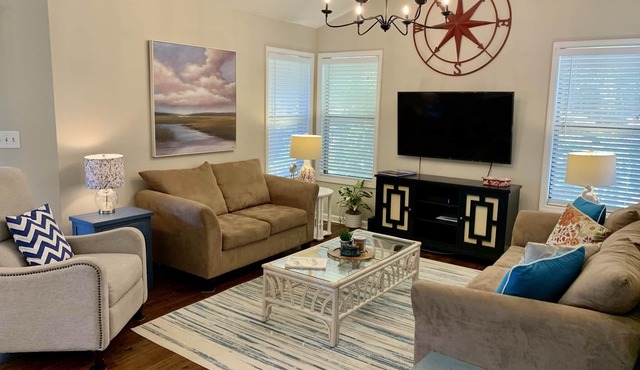 Harbour Oaks near the Village/Pier - 3 bed, 2 bath, sleeper sofa, pet friendly