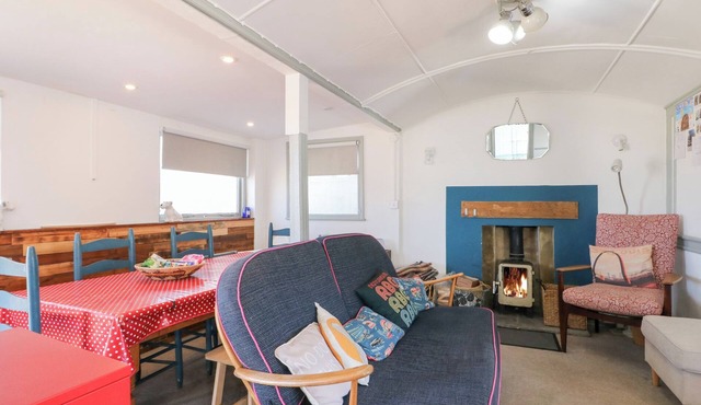 HARBOUR ROAD QUIRKY BEACH RAILWAY CARRIAGES, with a garden in Pagham