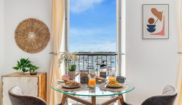 Harbour sea views in town centre