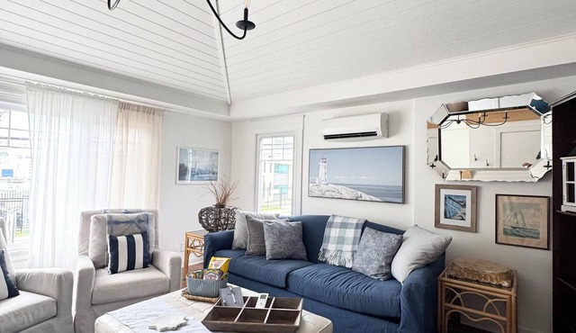 Harbour side charmer , close to everything!