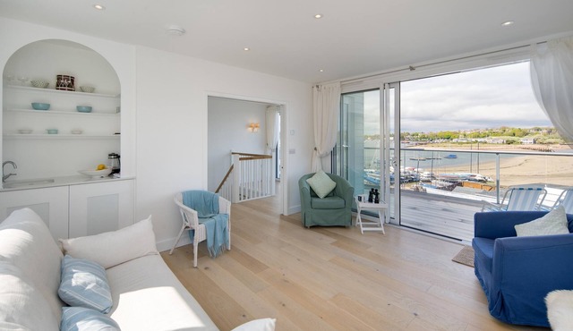 Harbour Strand - sleeps 6 guests in 3 bedrooms