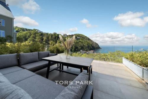 Harbour Tide, Inviting 3 BR Apt, Large Terrace and Sea View, Parking