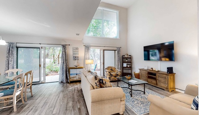 Harbour Town villa with courtyard view & pool - close to shops & restaurants