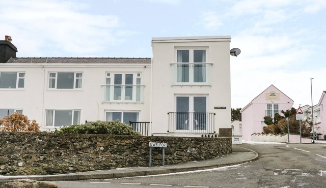 HARBOUR VIEW, family friendly, country holiday cottage in Cemaes Bay