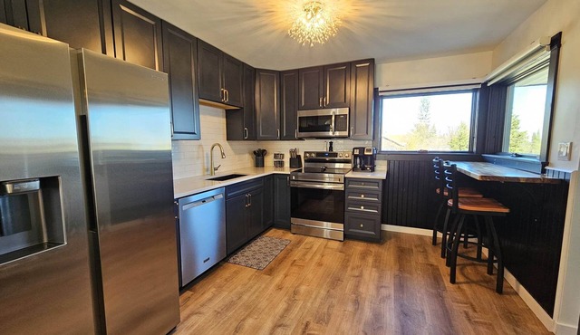 Harbour View Getaway- unique, fully renovated 1 block from the lake!