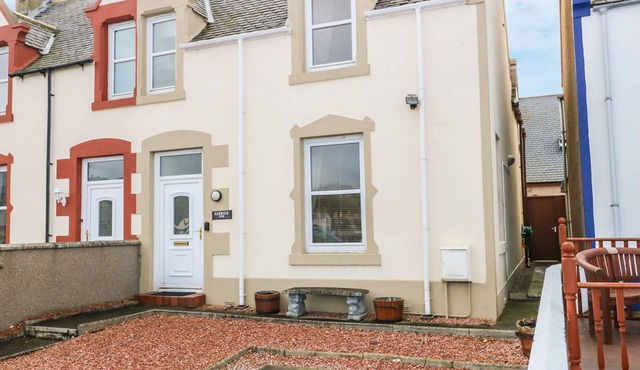 HARBOUR VIEW, pet friendly, character holiday cottage in Findochty