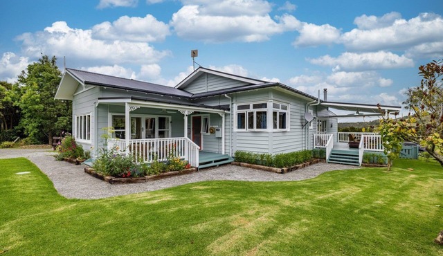 Harbour View- Relax & enjoy the stunning harbour views from the private deck.