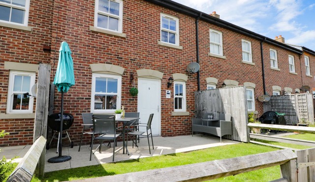 HARBOUR WALK, pet friendly, country holiday cottage in Whitby