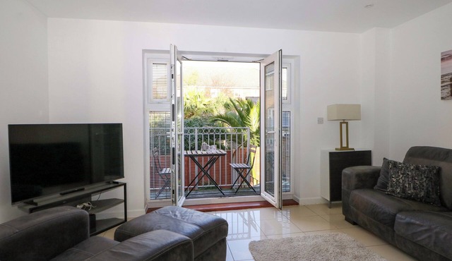 HARBOUR WAY, pet friendly, country holiday cottage in Shoreham-By-Sea