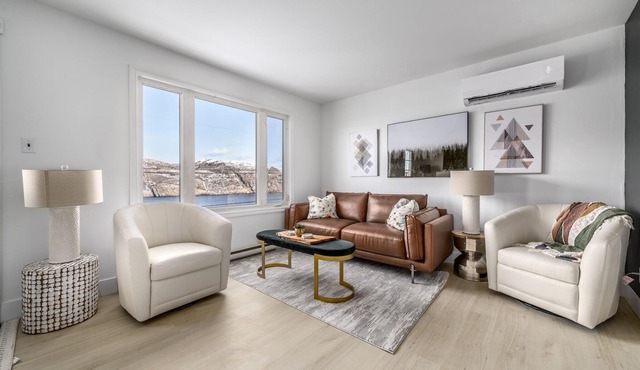 Harbourfront Downtown home with Hot Tub!