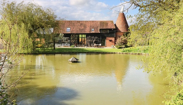 HARBOURNE OAST, family friendly, with open fire in St Michaels, Kent