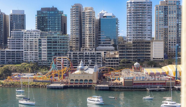 Harbourside 79 - Holiday special with Luna Park and Berry Bay views
