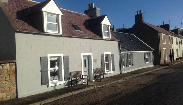 Harbourside large detached house with enclosed garden