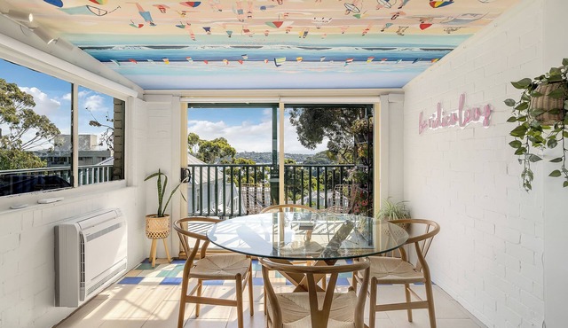 Harbourside pad with waterfront views