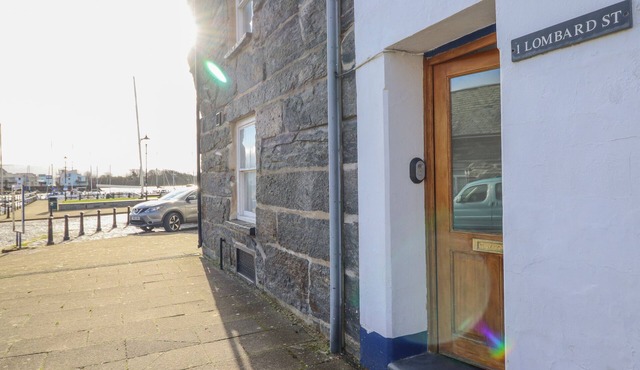 HARBOURSIDE, pet friendly, character holiday cottage in Porthmadog