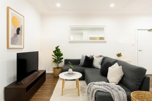 Harbourside stay in Kirribilli, with Opera House glimpses