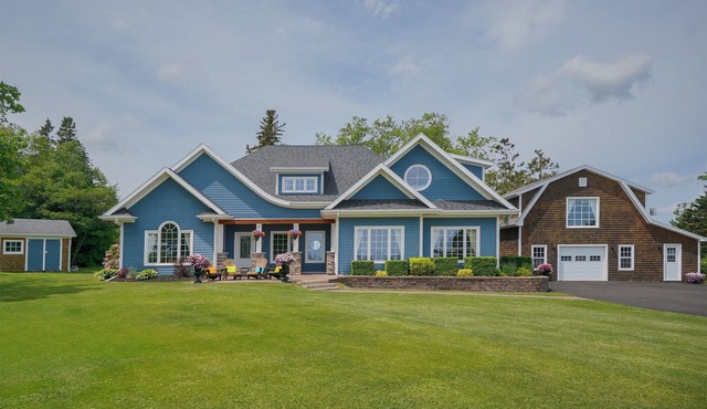 Harbourview Retreat - Waterview Luxury Home Steps from the Inn at Bay Fortune