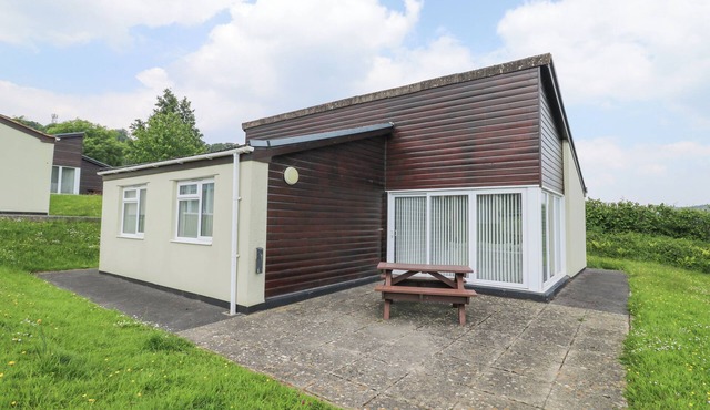 HARCOMBE HOUSE BUNGALOW 1, pet friendly, with pool in Chudleigh