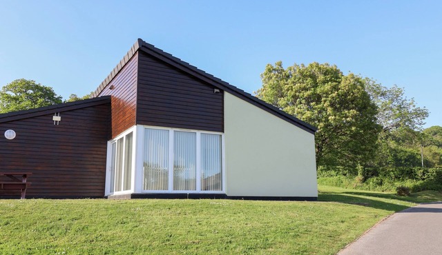 HARCOMBE HOUSE BUNGALOW 3, pet friendly, with pool in Chudleigh