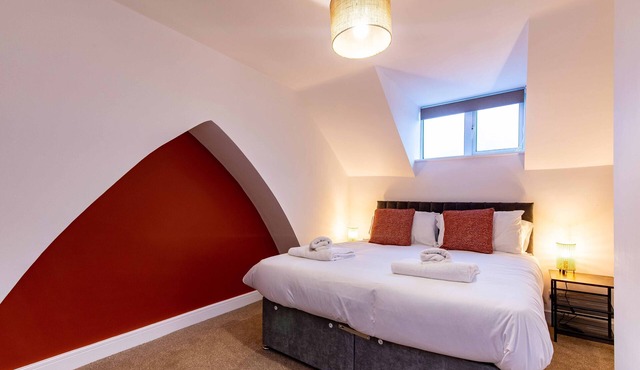 Harcourt 1B: 2BR Flat with Parking in Newark