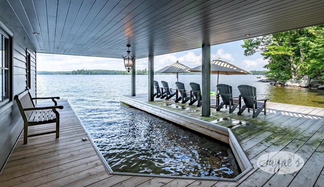 Hard packed Sandy Beach, spacious 7 brdm 6 bath! Boathouse w Sleeping & Sundeck!