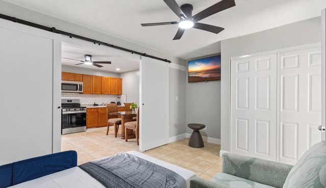 Hard Rock Stadium Hideaway Guesthouse 1B + Living Den