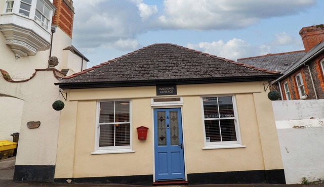 HARDINGS COTTAGE, romantic, with a garden in Minehead