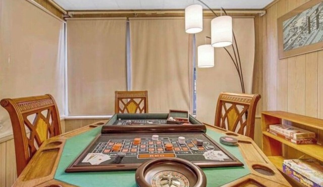 Hardrock Hide-Away! 5-bedroom house with 5 queen beds. Close to Casino