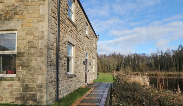 HARDWICK, family friendly, character holiday cottage in Two Dales