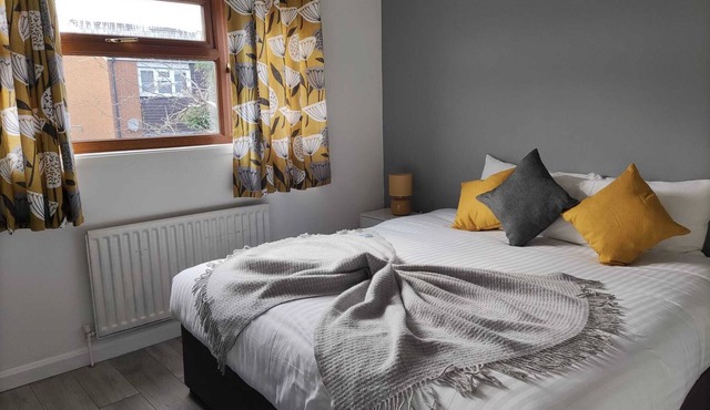 Hardwick House, stunning 4 bedroom house with gardenns