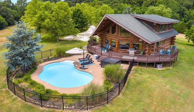 Hardwood Chalet-Pool, Hot tub, fireplace