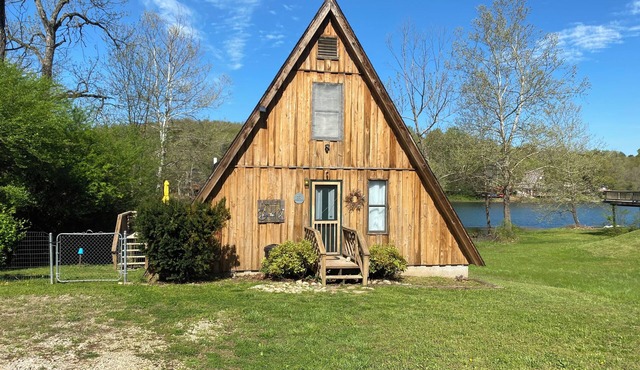 Hardy Lakefront Aframe Cabin + Kayaks