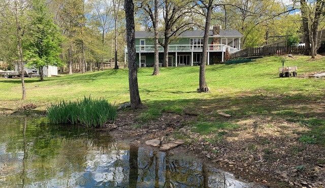 Hardy Lakehouse Lilypad, large 3-bedroom house on lake with boats and game room