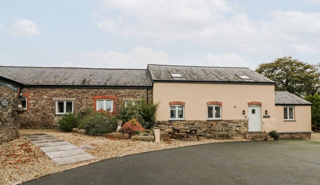 HARE BARN, pet friendly, character holiday cottage in Lifton