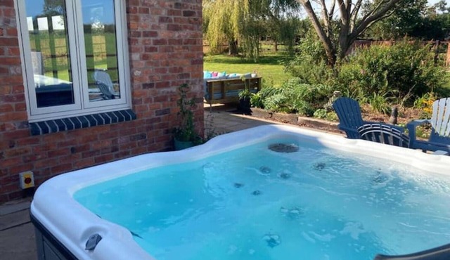 Hare Cottage with hot tub, sleeps 9, fishing and wild swimming