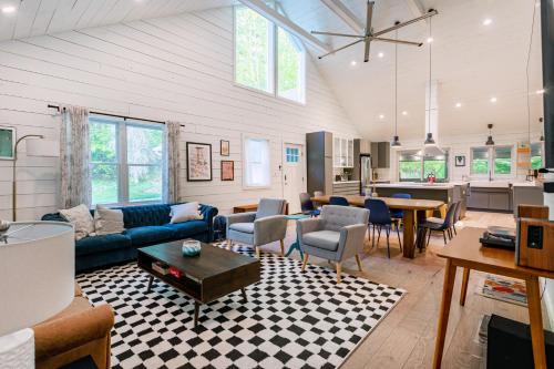 Hare & Hollow with Hot Tub & Fenced Yard