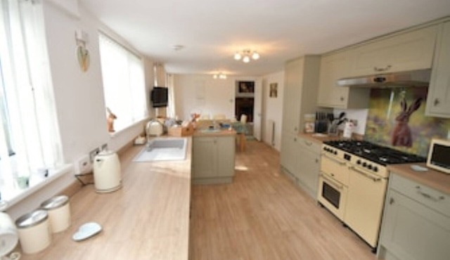 Hare Lodge - Spacious 2 Bedroom Attached Bungalow With Parking and Garden