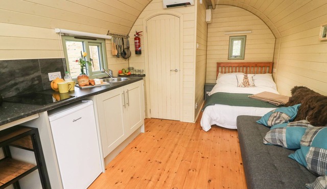 HARE, pet friendly, character holiday cottage in Cross Hills