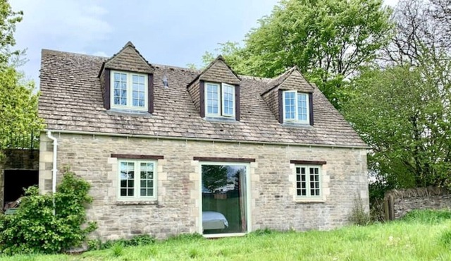 Hare's Lodge, a modern cosy Cotswolds retreat with lovely views