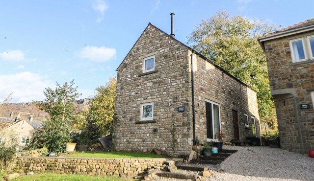 HAREBELL COTTAGE, family friendly, with open fire in Curbar