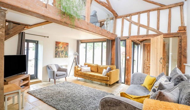 HARGATE FARM BARN, pet friendly, with hot tub in Old Buckenham